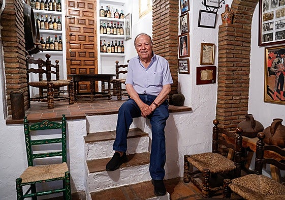 Manuel Peláez Santiago, en la bodega de El Palustre, peña que fundó en El Palo en 1967.