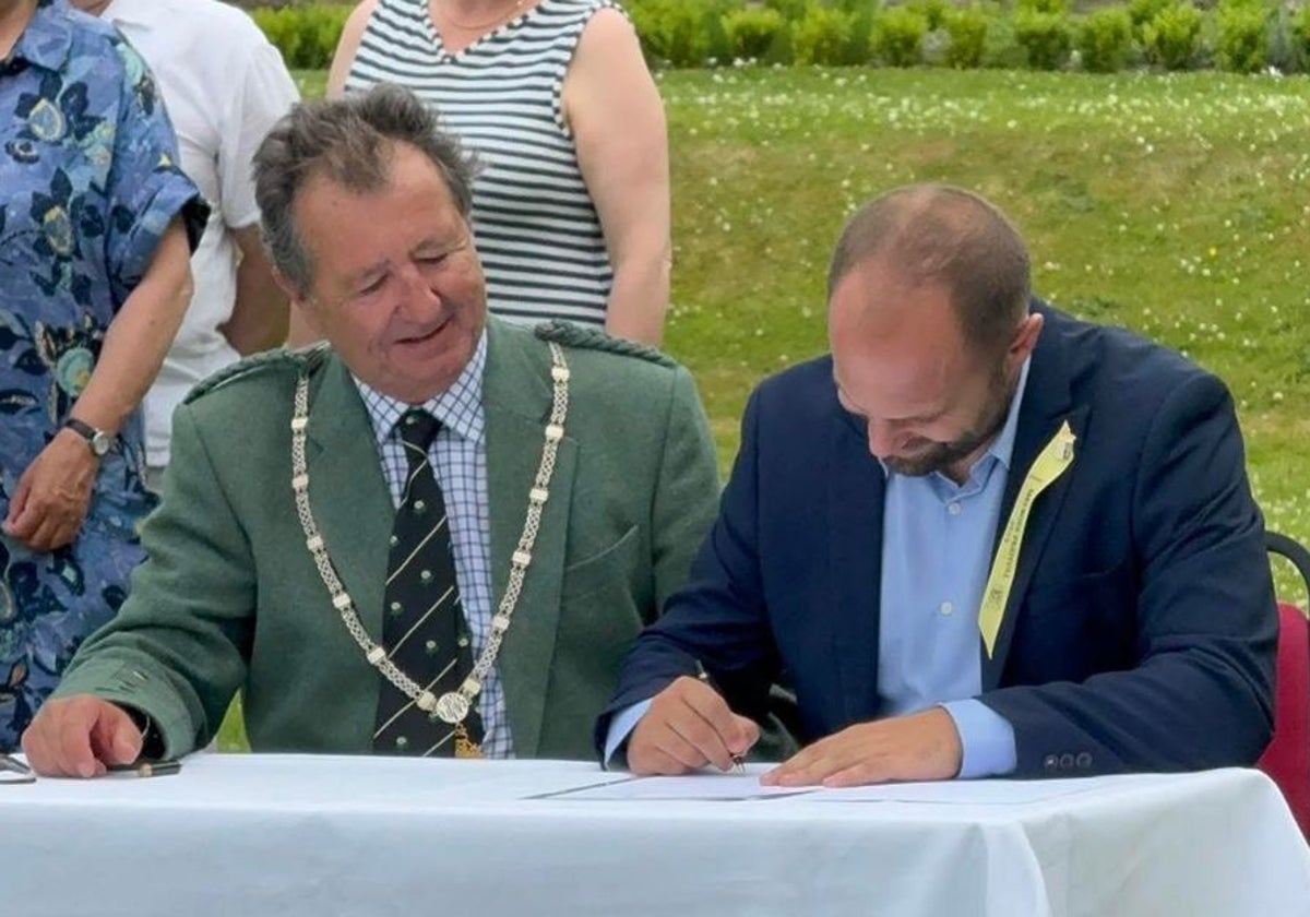 Firma del hermanamiento entre el alcalde de Teba, Cristobal Corral y el alcalde del concejo de Melrose, Michael Sherlock.