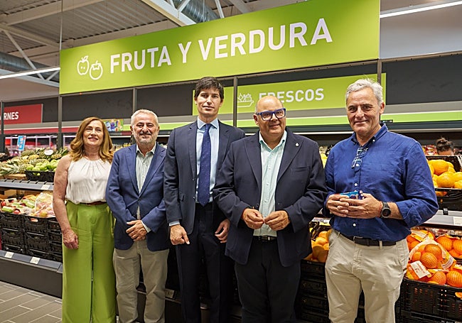 Ediles del gobierno bipartito, de PP y GIPMTM, y responsables de la firma germana, este miércoles.