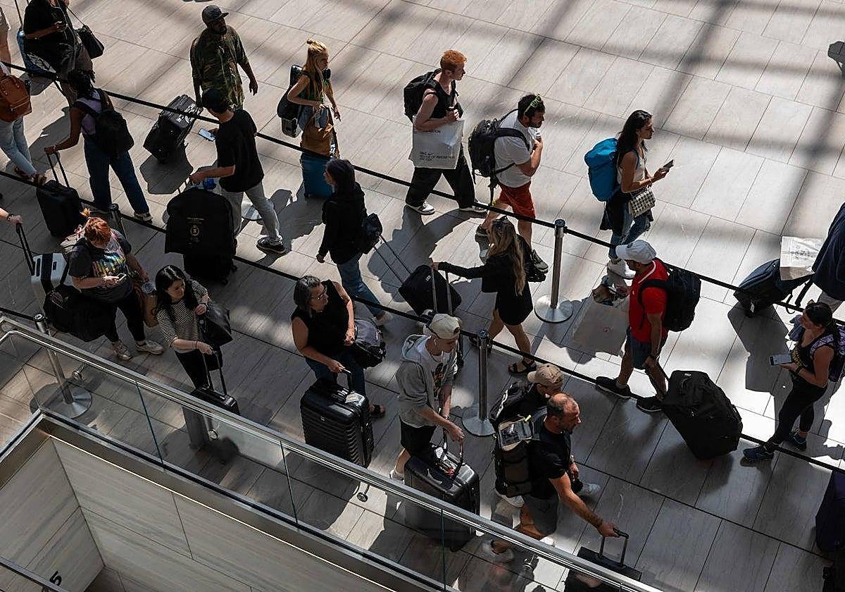 El Parlamento Europeo contradice al Consejo de la UE al considerar ilegal el cobro del equipaje de mano en cabina