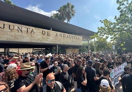 Una imagen de la manifestación de este miércoles, frente a la Consejería de Educación.