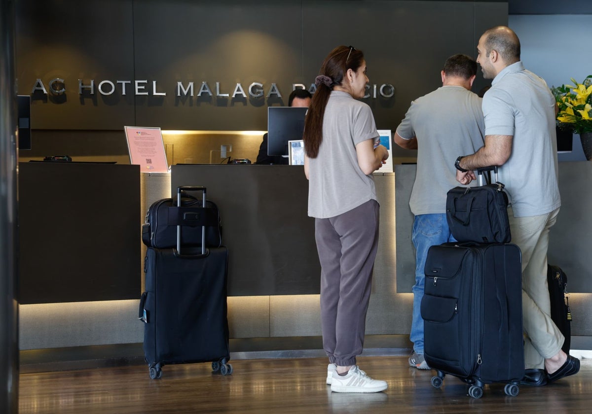 Recepción del hotel AC Marriott Málaga Palacio, en la capital.