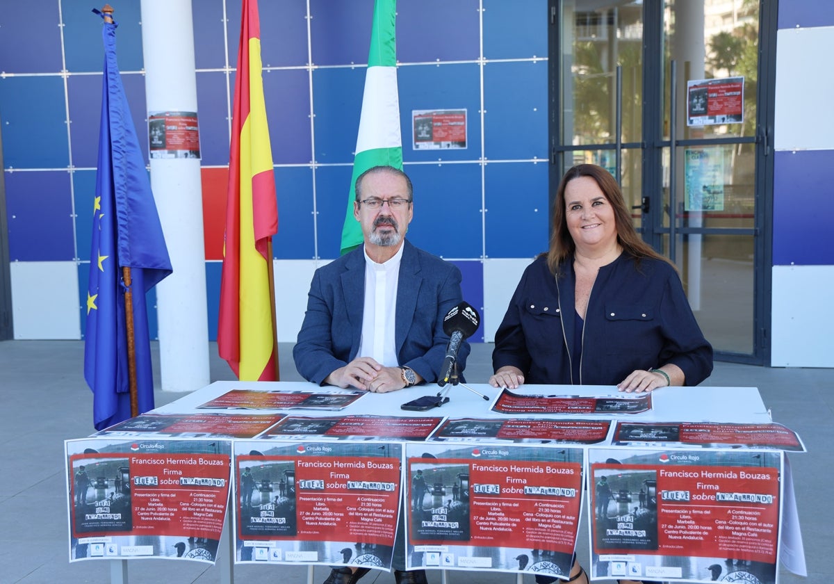 La delegada del distrito, Vanessa Ortiz de Zárate, junto al párroco Ramón Tejero.
