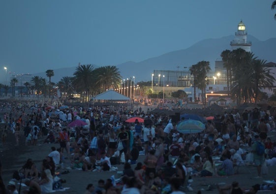 Aspecto de la playa de La Malagueta en la noche de San Juan.