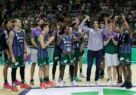 Los jugadores del Unicaja y Carlos Suárez celebran la victoria en el Torneo Costa del Sol del verano pasado.