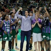 Los jugadores del Unicaja y Carlos Suárez celebran la victoria en el Torneo Costa del Sol del verano pasado.