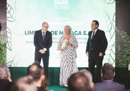 La concejala Teresa Porras, con el premio.