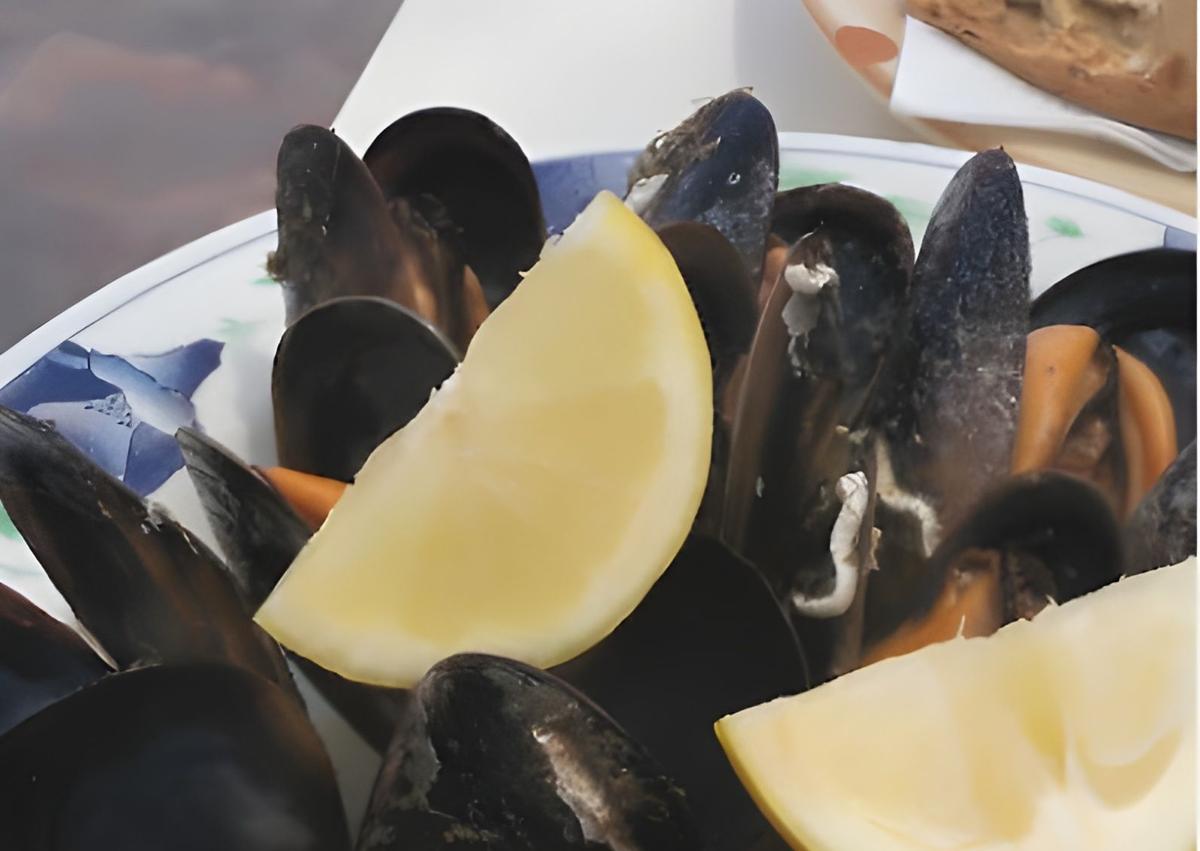 Imagen secundaria 1 - Salmonetes fritos. Mejillones al vapor y boquerones fritos.