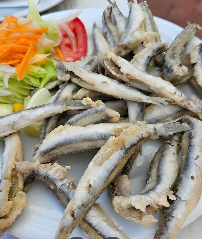 Imagen secundaria 2 - Salmonetes fritos. Mejillones al vapor y boquerones fritos.