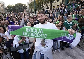 Killian Tillie, sonriente en las celebraciones por la Copa.