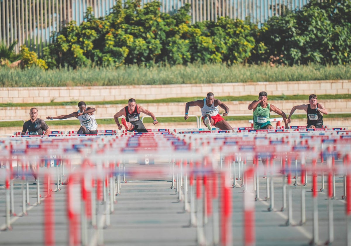 Imagen principal - El atletismo de élite vuelve a encandilar al público malagueño