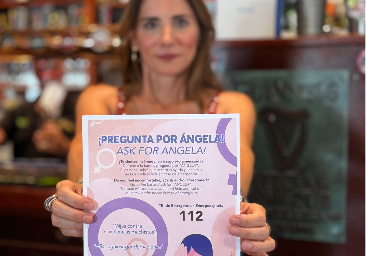 La alcaldesa de Mijas muestra el cartel que informa sobre la campaña.