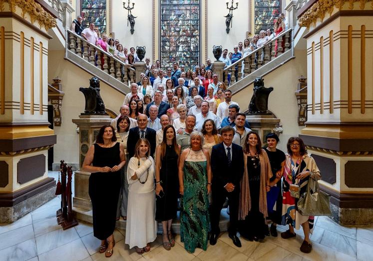 Foto de familia de los establecimientos reconocidos, en la escalinata principal del Ayuntamiento.