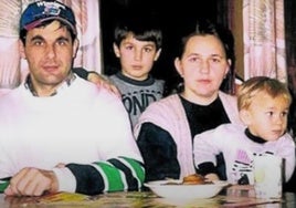 Sulejmanivic, el niño rubio a la derecha, junto a su hermano y sus padres.