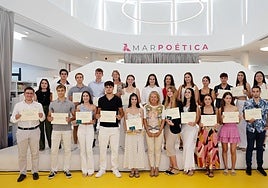 La alcaldesa, Ángeles Muñoz, junto a los estudiantes homenajeados.