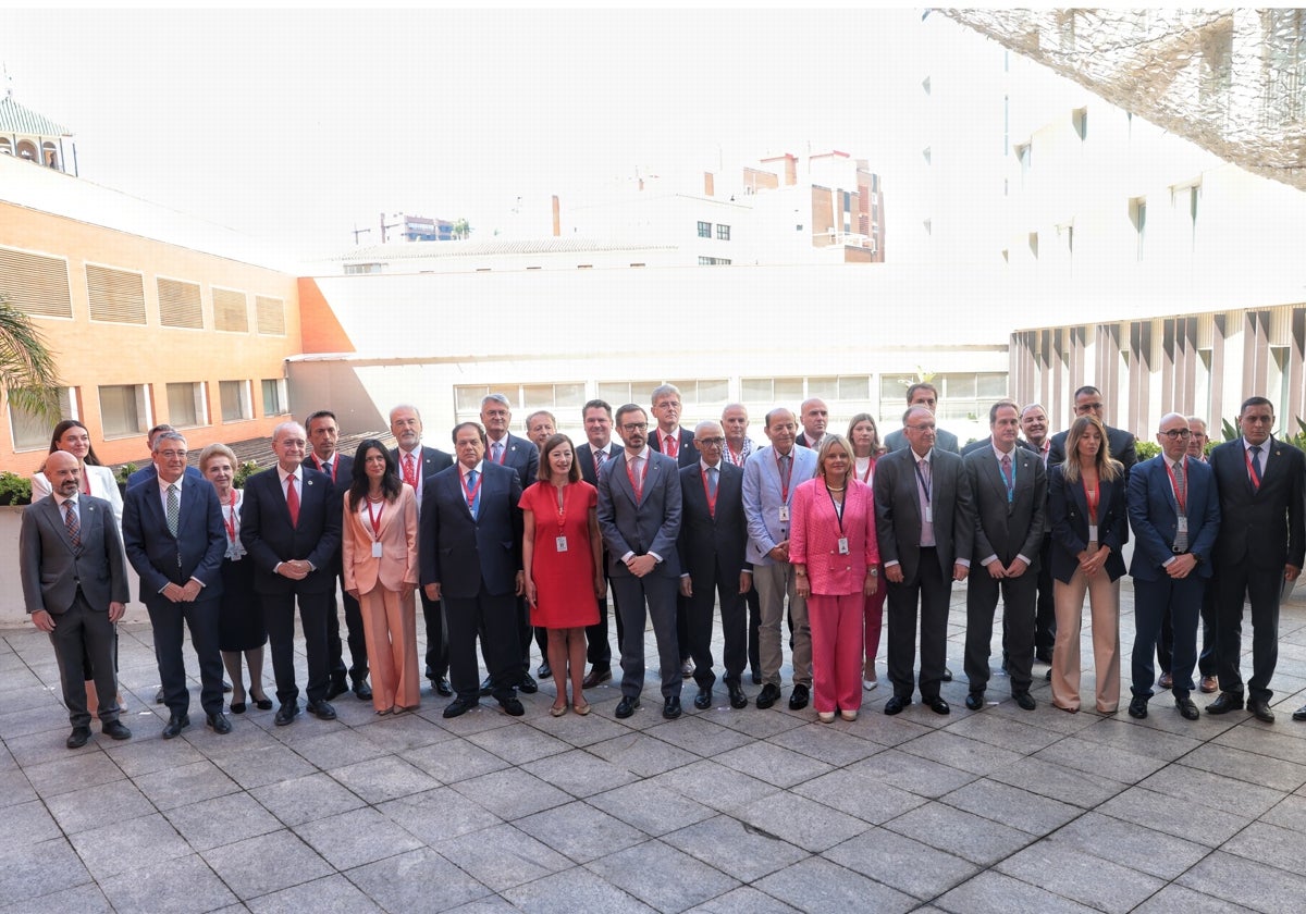 Foto de familia de las autoridades tras la inauguración.