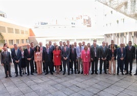 Foto de familia de las autoridades tras la inauguración.