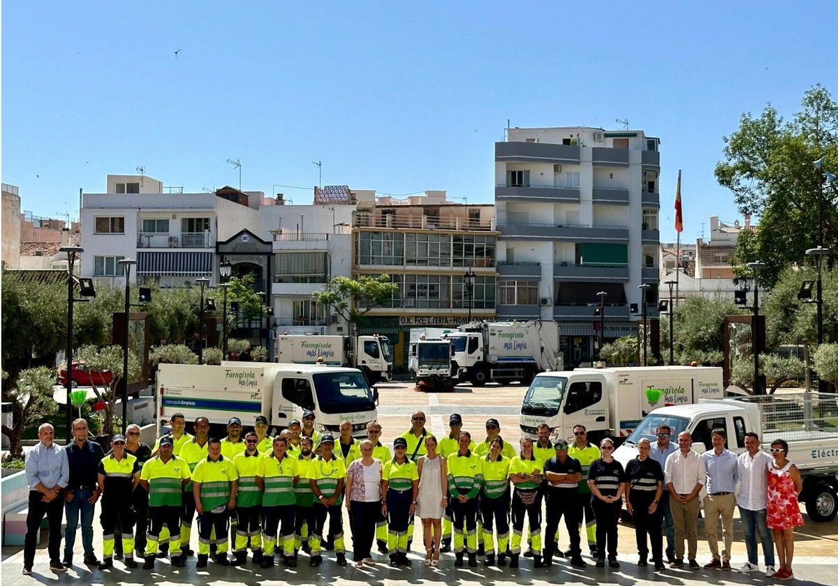 La alcaldesa posa con los operarios de limpieza que se han incorporado al servicio este verano.