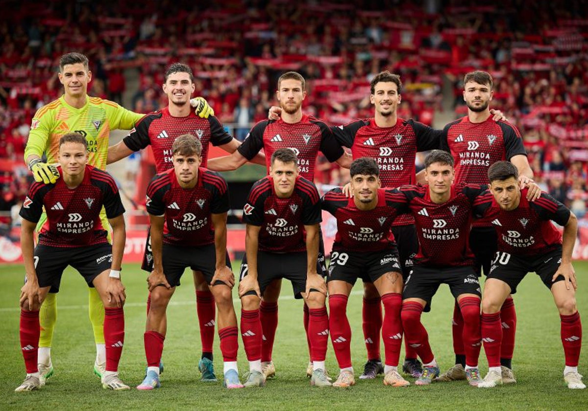 Un once inicial del Mirandés de esta temporada.