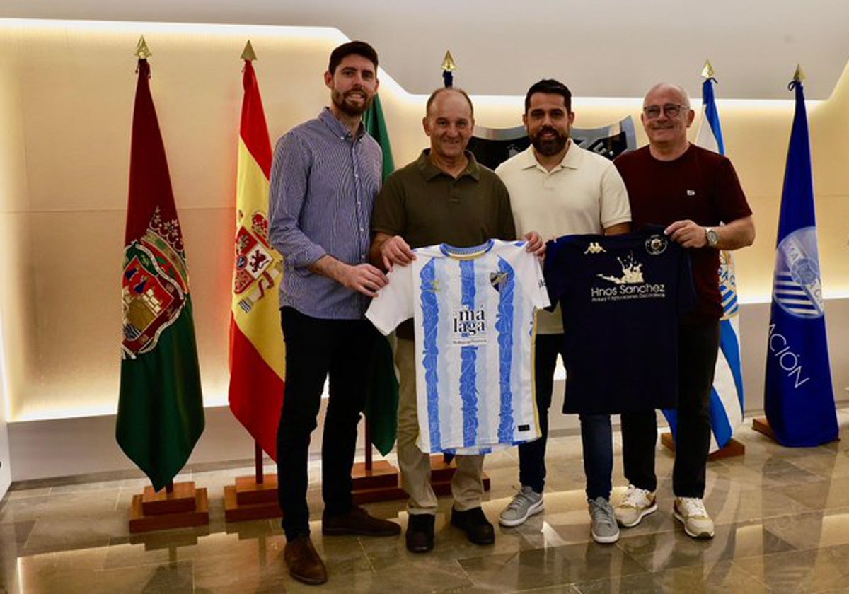 Dirigentes del Roma Luz y de la Academia del Málaga, tras sucribir el acuerdo.