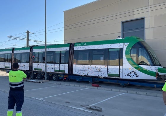 Nueva unidad del metro de Málaga que ha llegado al recinto de talleres y cocheras.