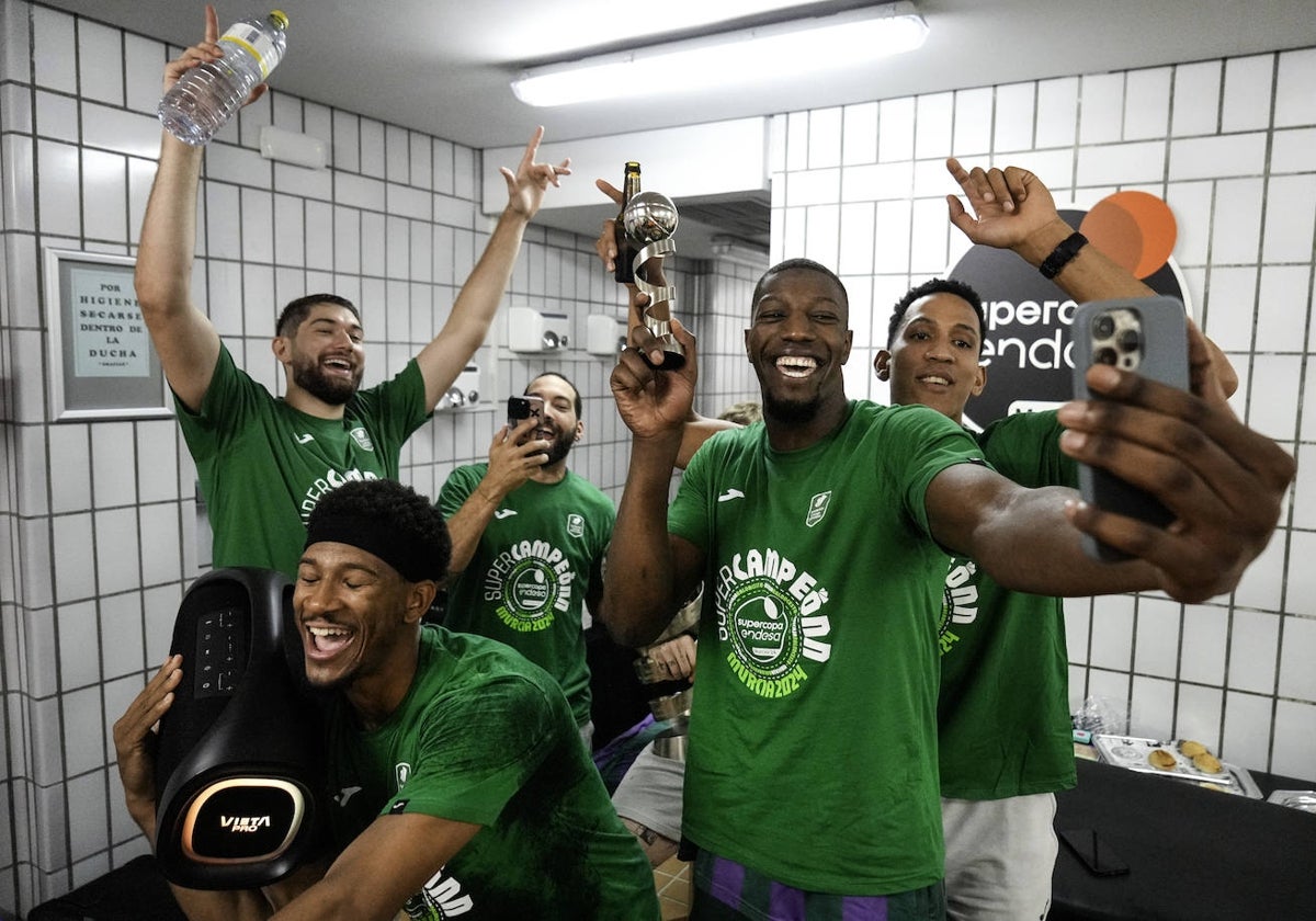 Los jugadores del Unicaja celebran el título de la Supercopa.