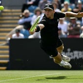 Una espectacular volea, con caída a la hierba incluida, al más puro estilo de Boris Becker, que le dio un punto en el primer set.