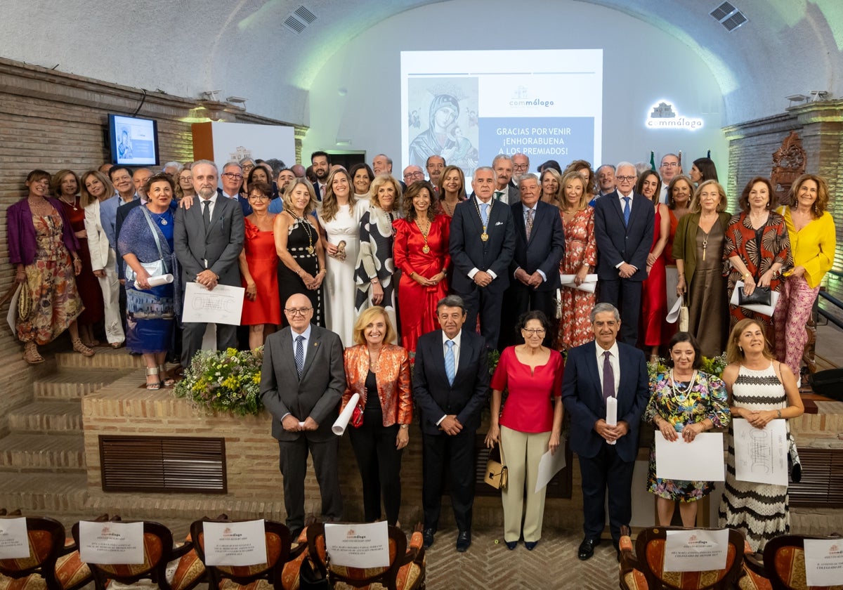Foto de grupo de los colegiados de honor y asistentes a la celebración de la patrona del Colegio de Médicos de Málaga.