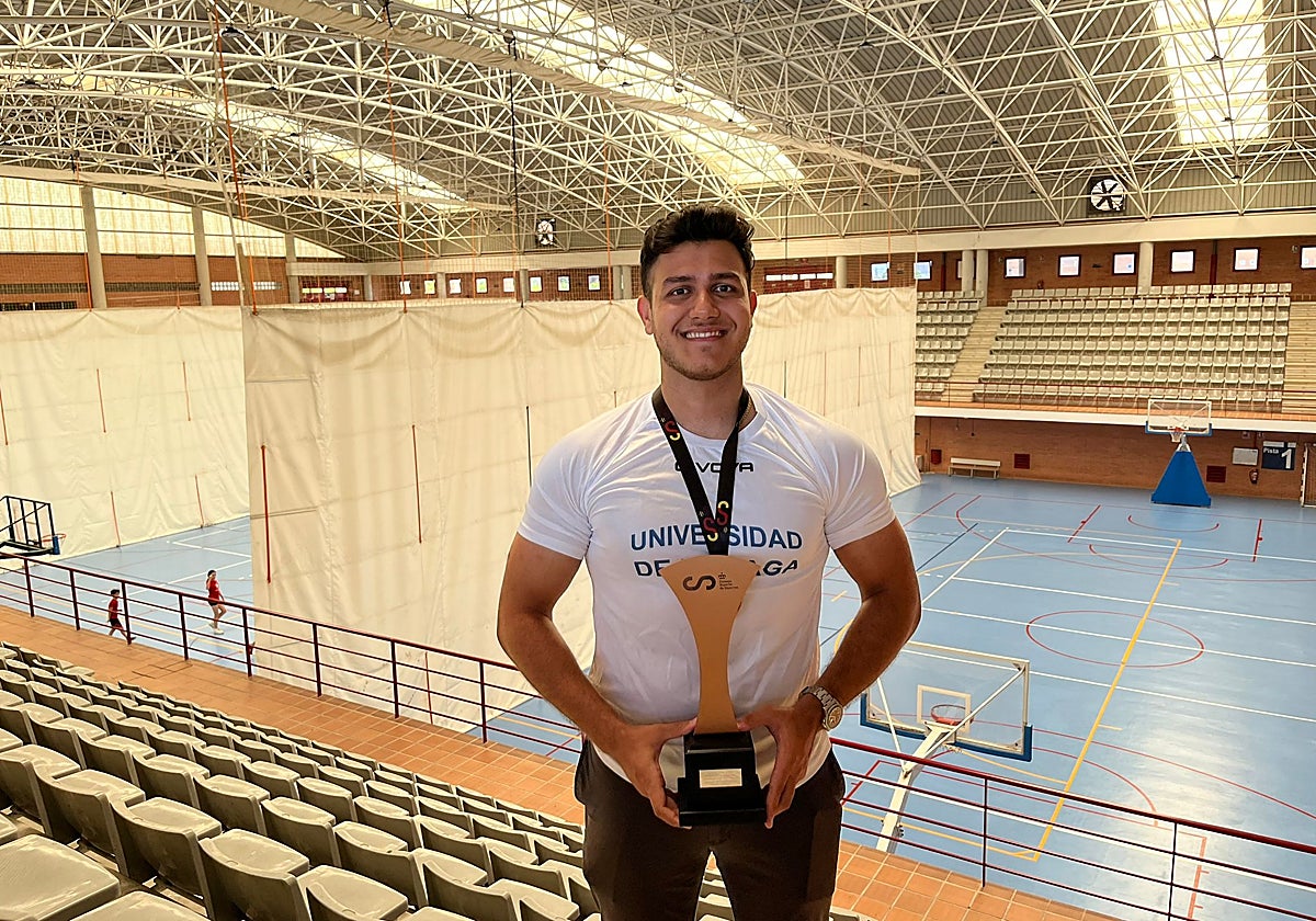 Aspet Tadevosyan posa con el trofeo del CEU en el pabellón de la UMA.