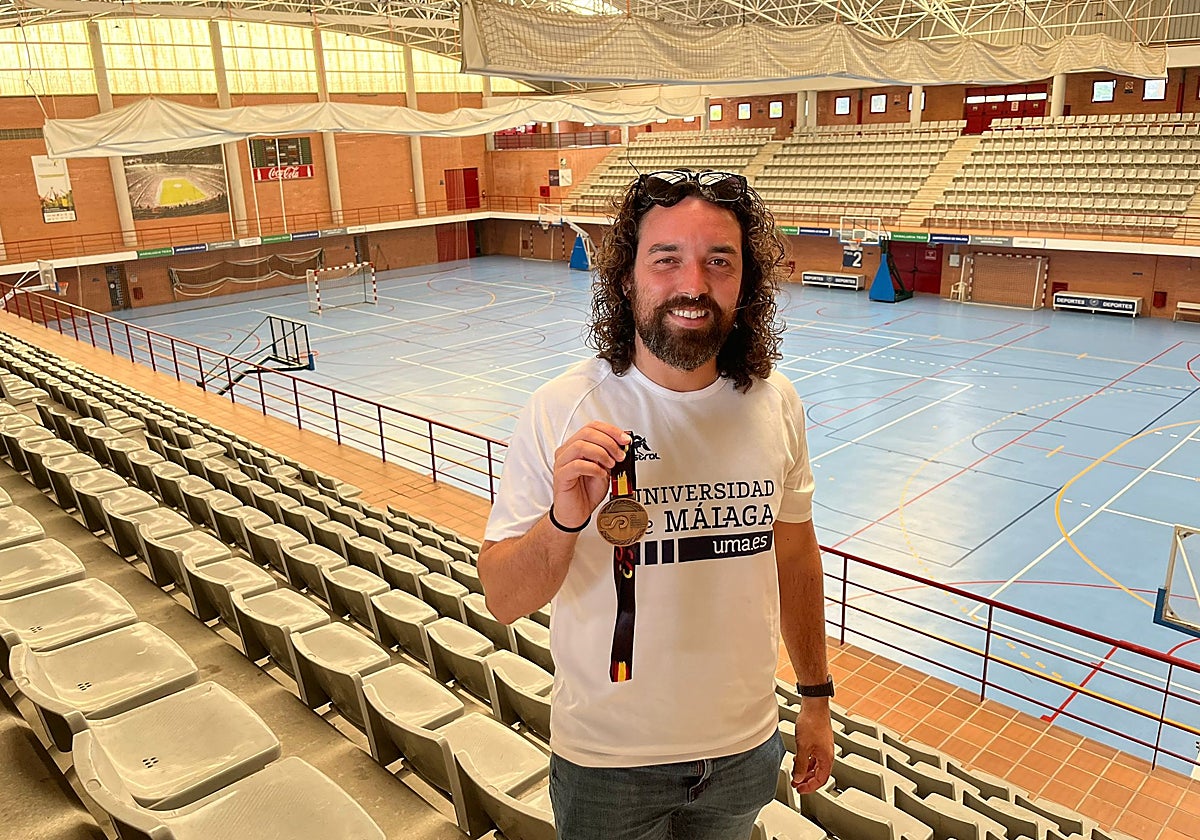 Adrián Santiago posa con la medalla de bronce del CEU en el pabellón de la UMA.