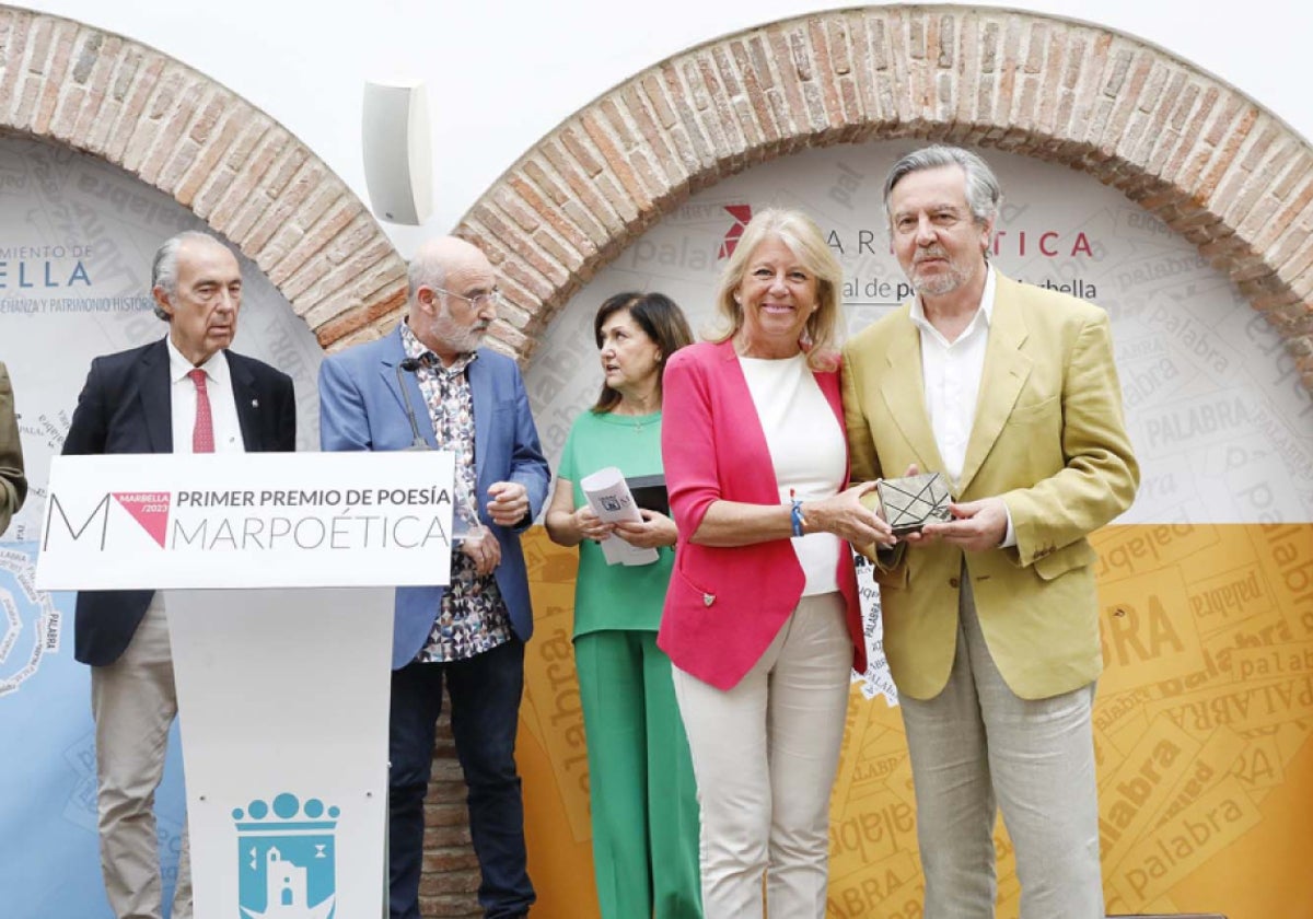Imagen de archivo del primer premio de poesía de Marpoétca entregado por la alcaldesa, Ángeles Muñoz.