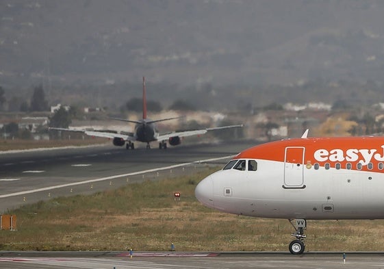 Avión de Easyjet espera en pista para despegar.