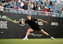 Alejandro Davidovich se estira para llegar con la derecha a una bola en la cita de este viernes.