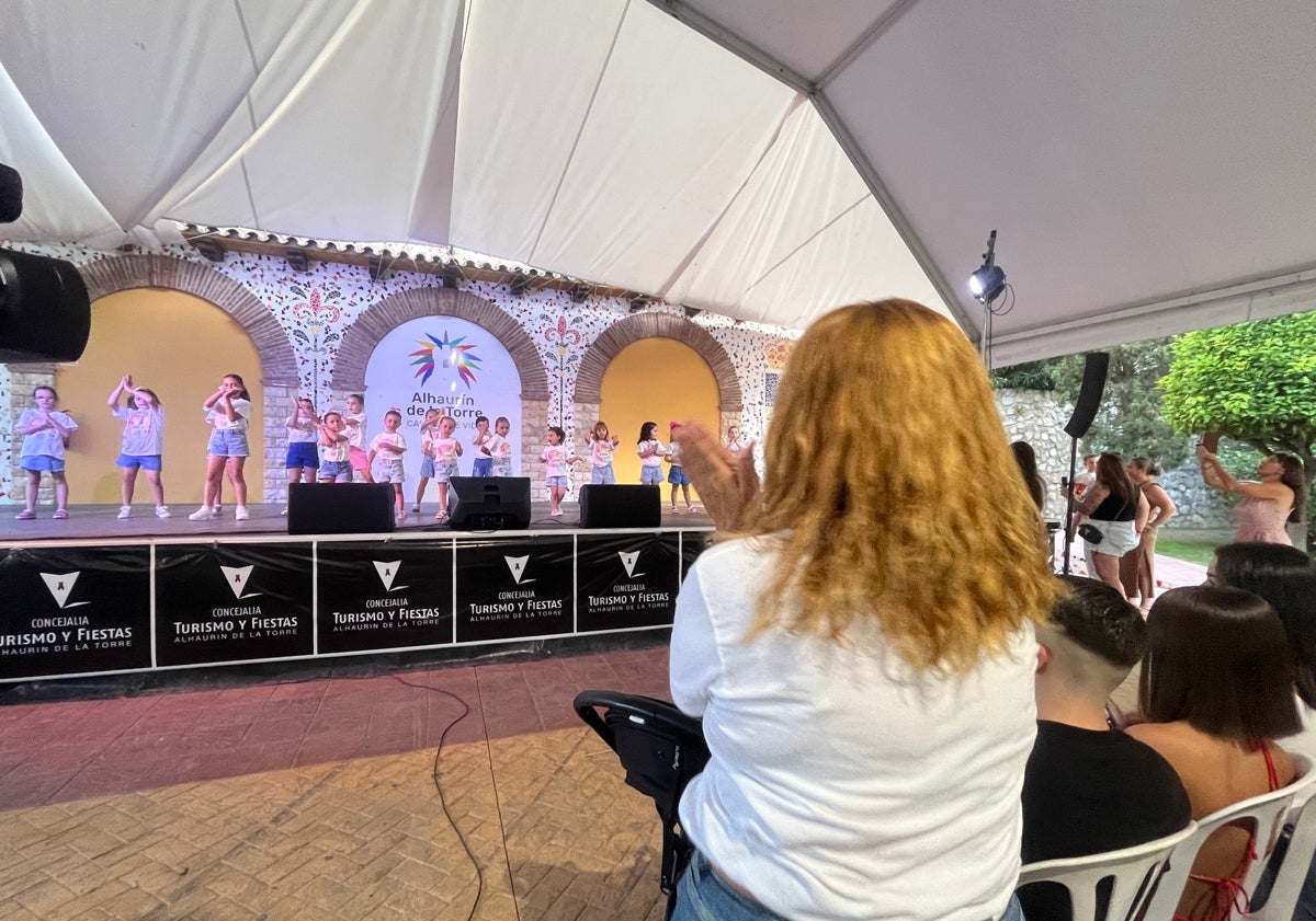 Imagen principal - Alhaurín de la Torre vive su fin de semana de Feria con el concierto de Melody como colofón