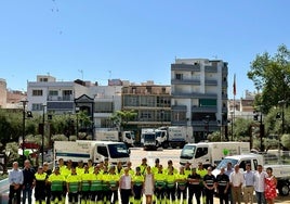 La alcaldesa posa con los operarios de limpieza que se han incorporado al servicio este verano.