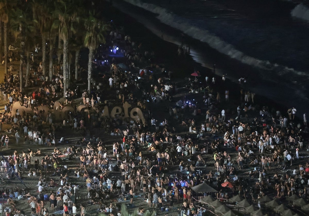La playa de La Malagueta la noche de San Juan.