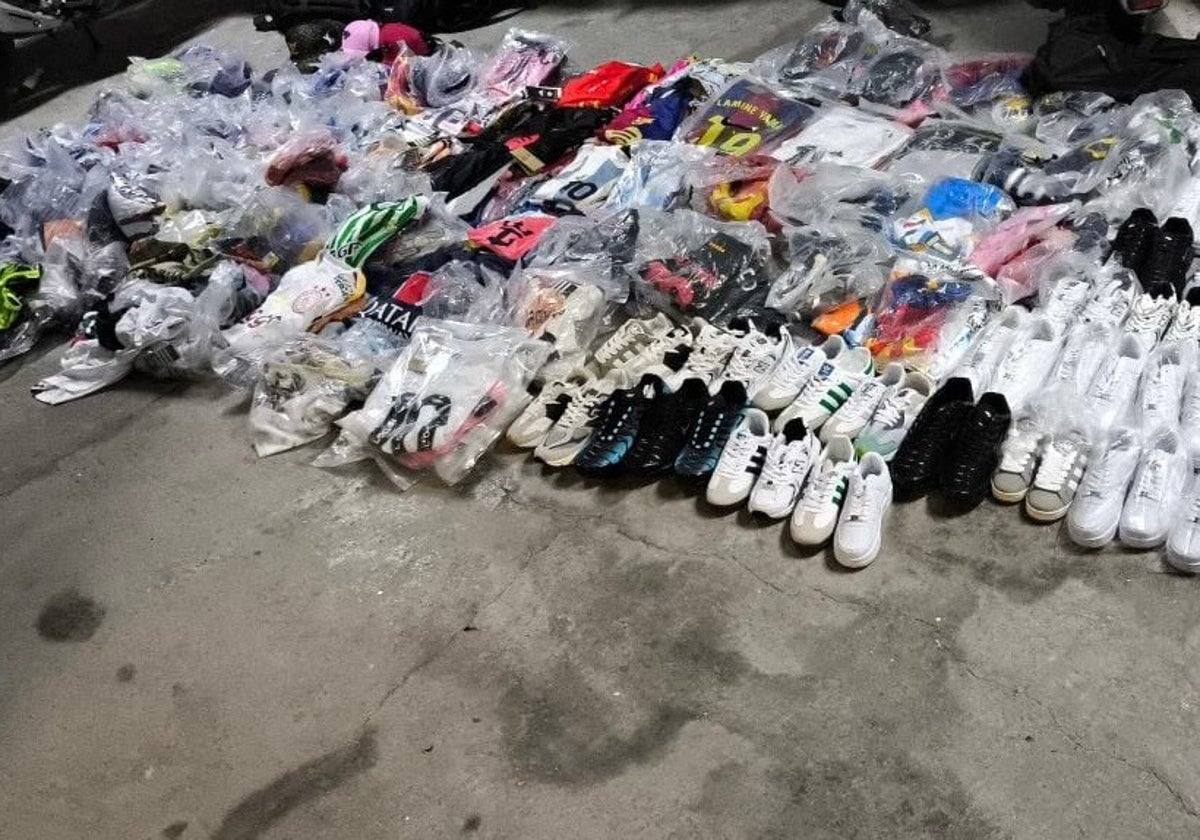 Imagen de las prendas intervenidas por la Policía Local de Nerja.
