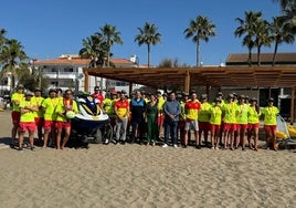 La alcaldesa y el concejal de Playas junto al dispositivo de salvamento, a comienzos del verano de 2024.