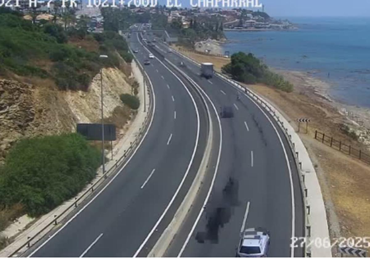 Un carril cortado y retenciones de tráfico en Las Lagunas de Mijas