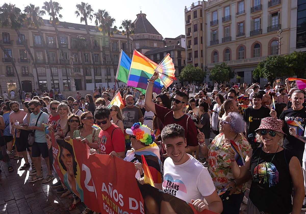 Imagen principal - Málaga defiende los derechos del colectivo LGTBI: «La libertad no se negocia»