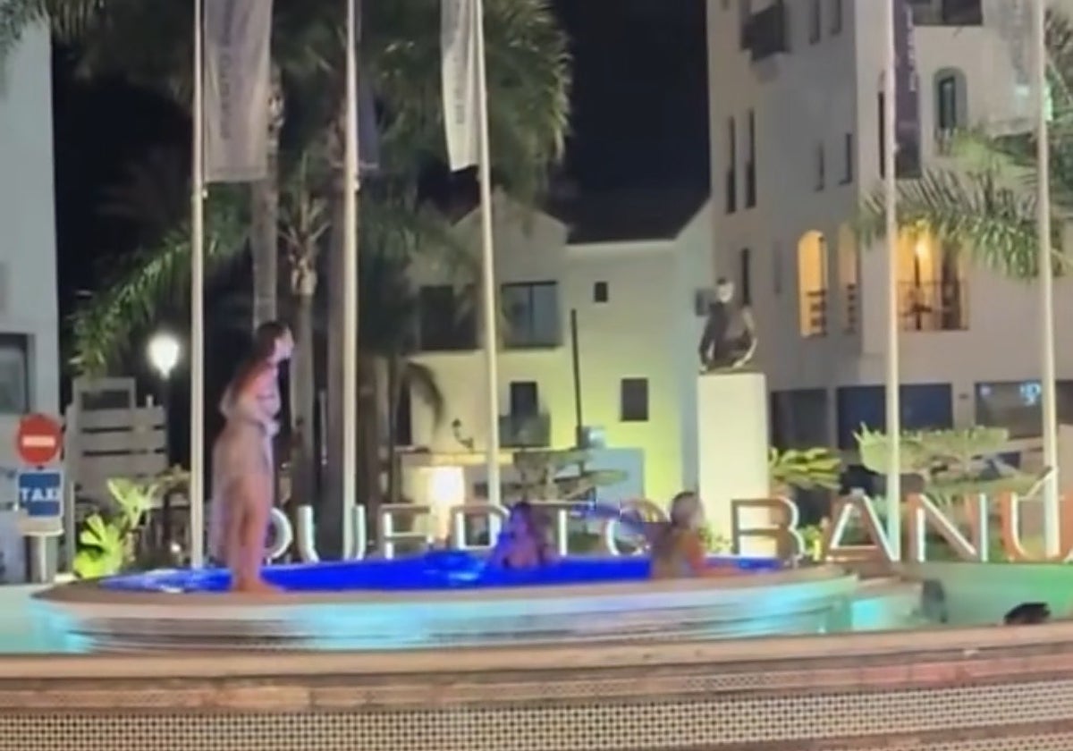 El nuevo reto de los turistas en Marbella que tiene detrás a la Policía: chapuzón en la fuente de Puerto Banús