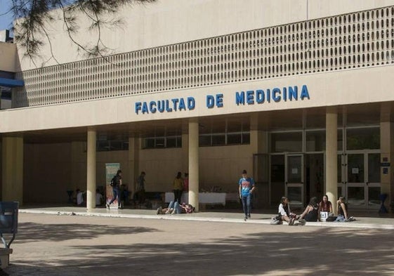 El 72% de solicitantes que desean estudiar Medicina en Andalucía son mujeres frente a Ingeniería, con un 75% de hombres