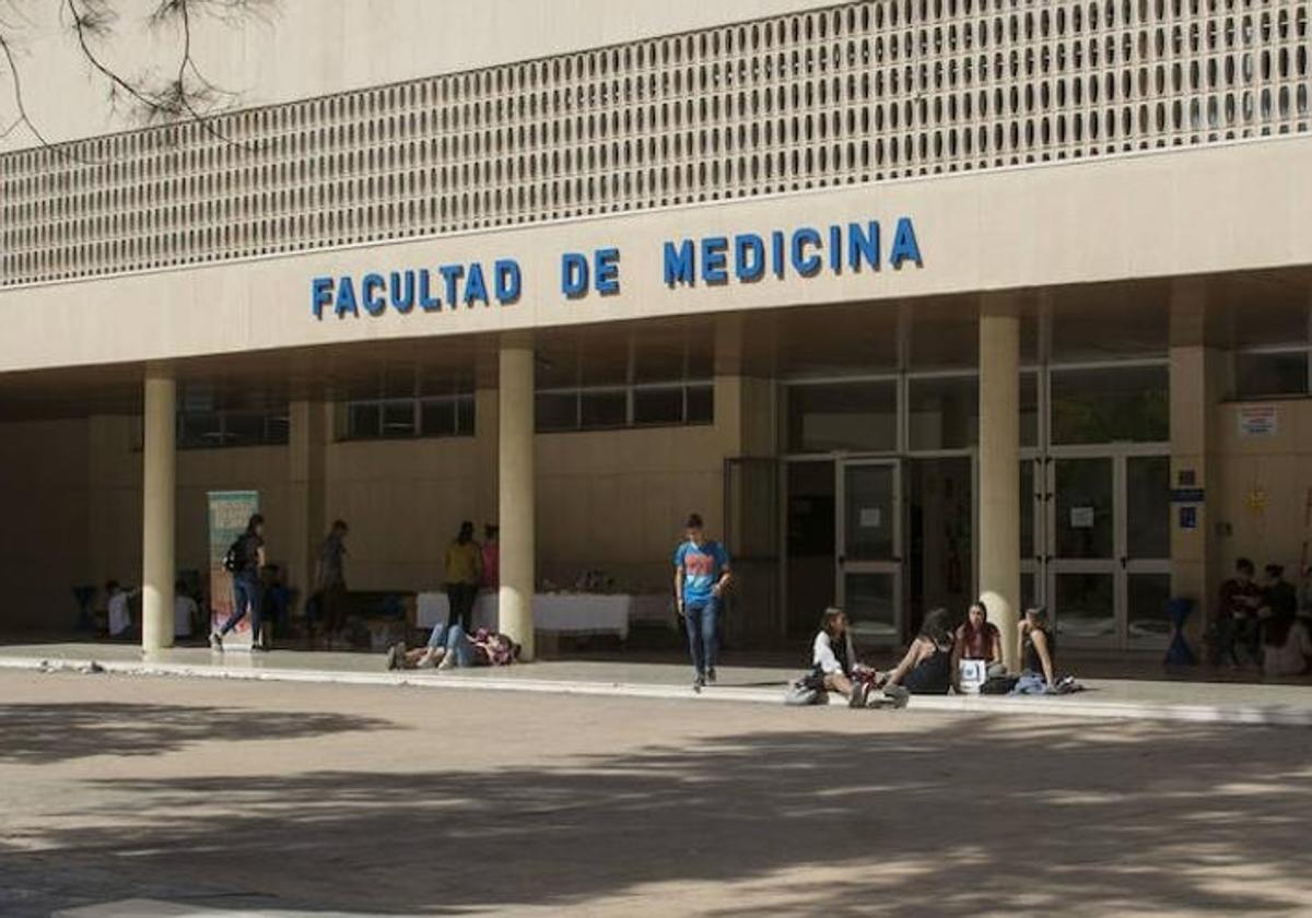 El 72% de solicitantes que desean estudiar Medicina en Andalucía son mujeres frente a Ingeniería, con un 75% de hombres