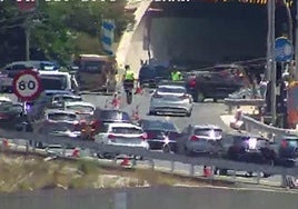 Varios kilómetros de atascos y un carril cerrado tras un accidente en el túnel de Cerrado de Calderón