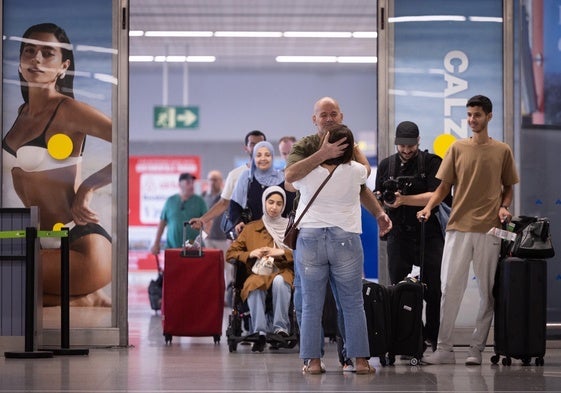 Kayed es abrazado por su cuñada, Soad, en la terminal de llegadas ante la mirada de su esposa y sus hijos.