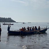 Una jábega se prepara para la competición en La Cala del Moral, este sábado.