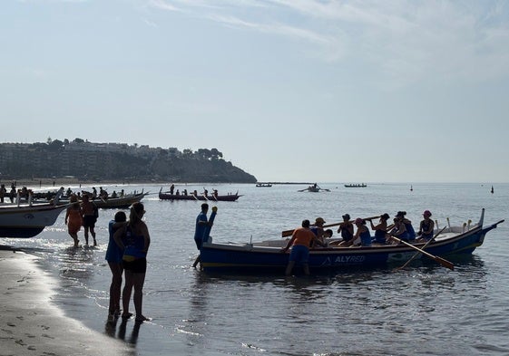 Una jábega se prepara para la competición en La Cala del Moral, este sábado.