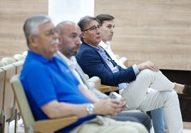 Loren y Capote,al fondo, en una rueda de prensa reciente en La Rosaleda.
