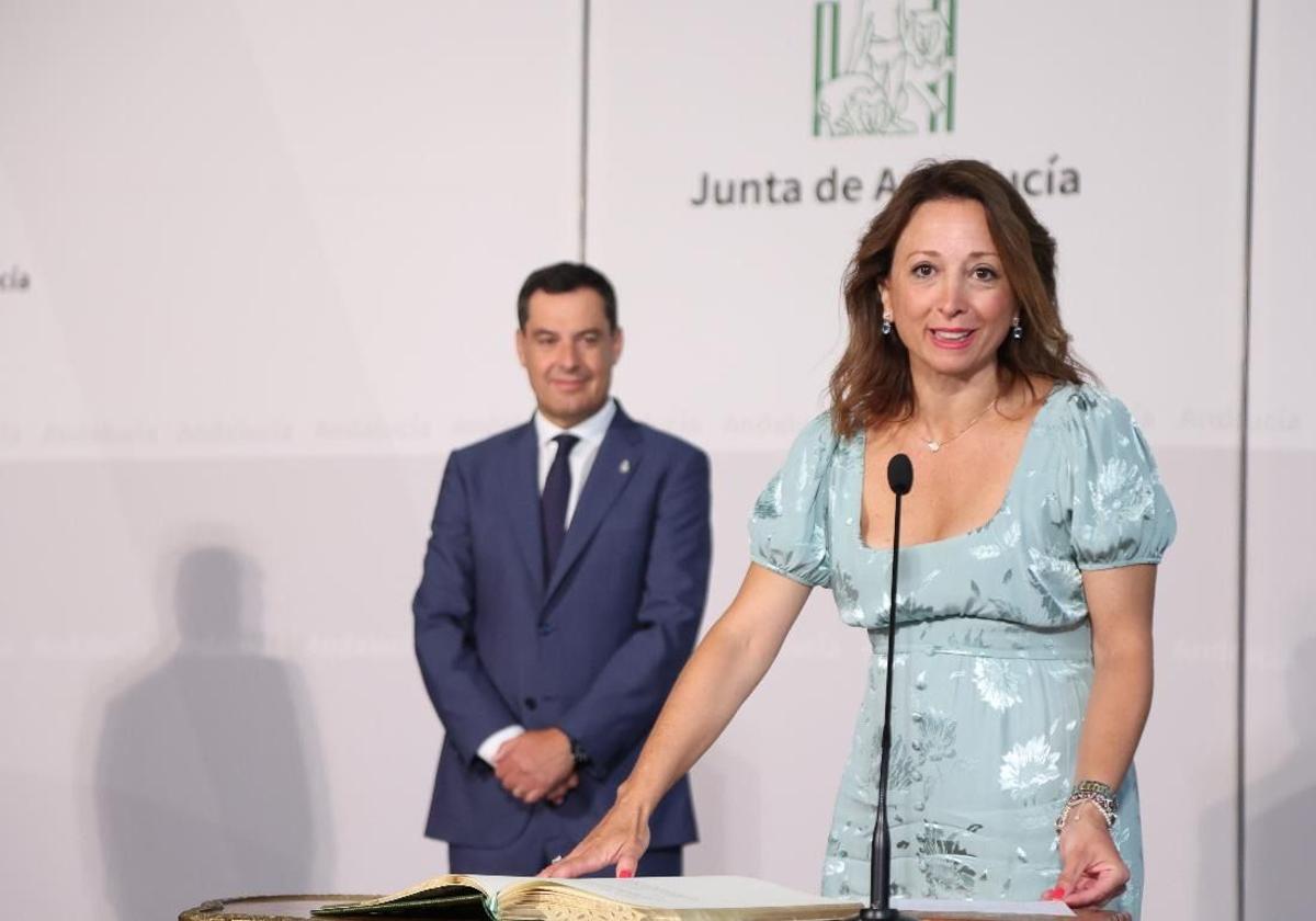 Patricia Navarro, con Juanma Moreno, en una imagen de archivo.