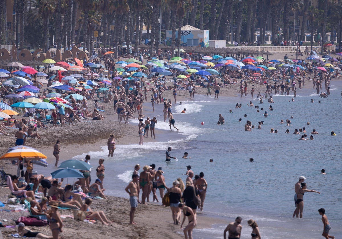 Aspecto que presentaba la playa de La Malagueta en la mañana de este sábado.